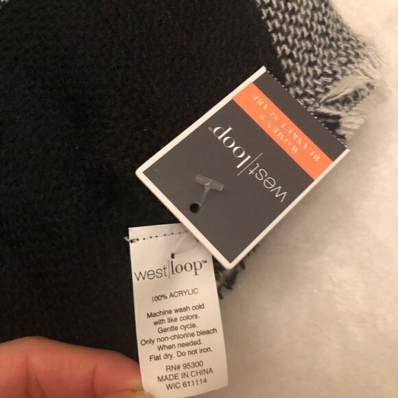 West Loop Women’s Striped Blanket Scarf - Picture 5 of 5